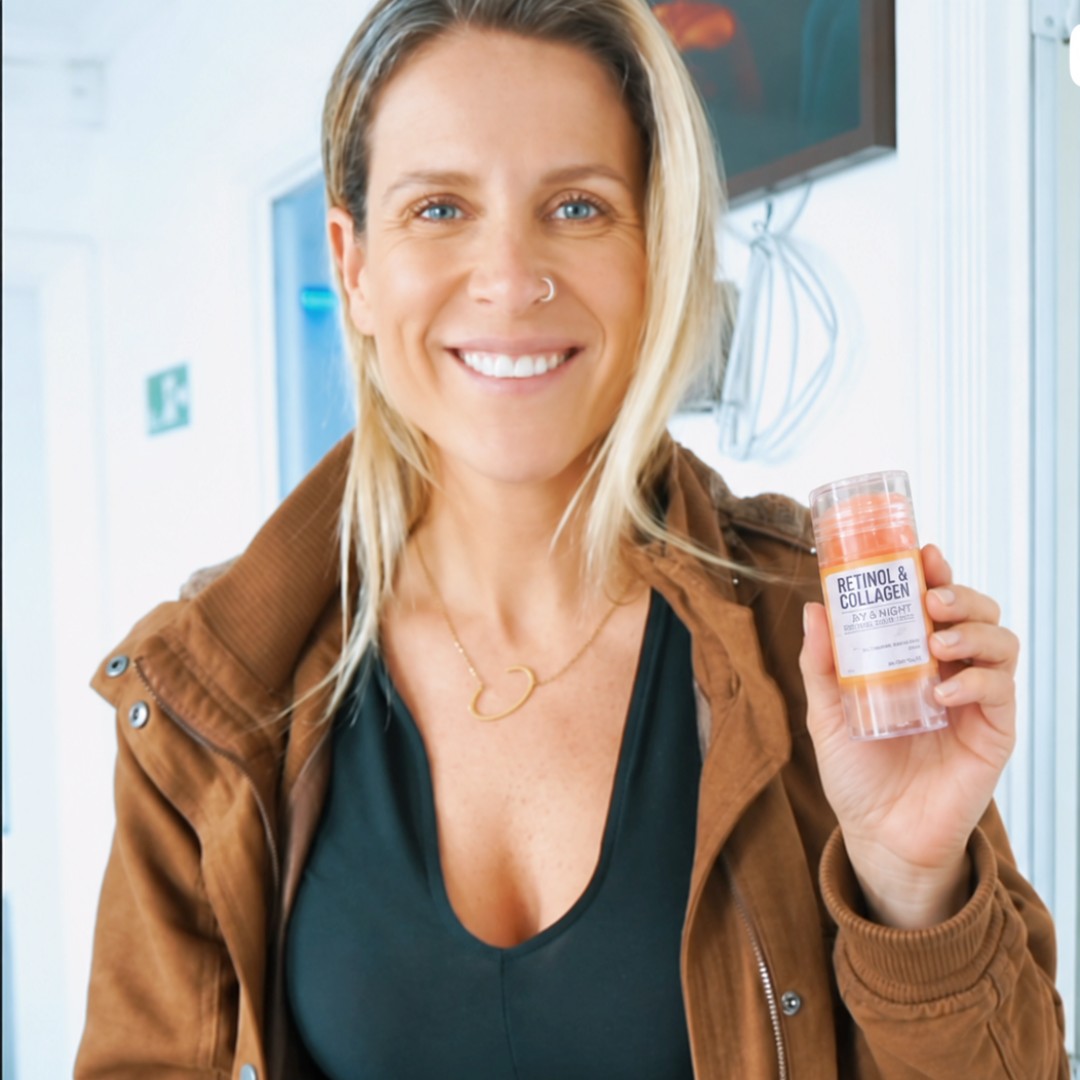 Cintya con el Roll-On Retinol & Colágeno de Moi Amandelle
